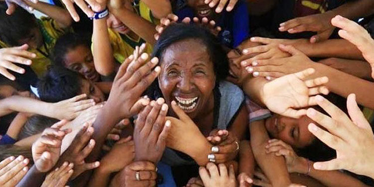 Ex-gari e analfabeta transforma a vida de 360 crianças pobres