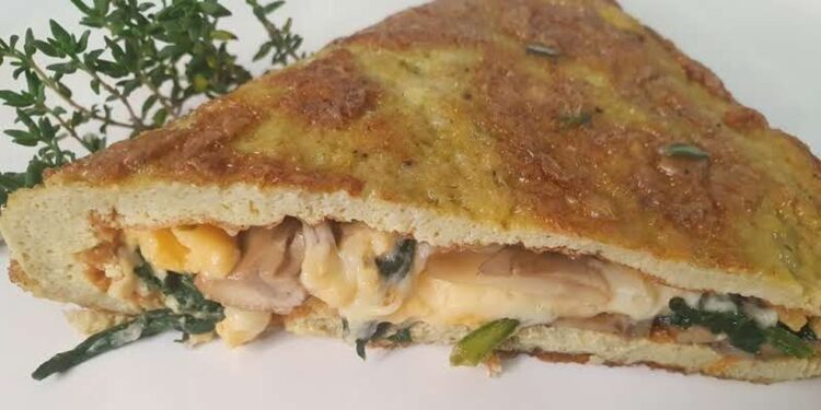 Cozinhando com Dulcinéia Novaes: veja como preparar omelete de cogumelo e espinafre