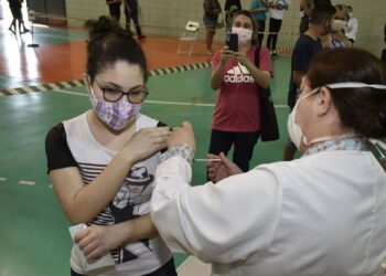 Brasil supera marca de 90% da população-alvo vacinada com a 1ª dose
